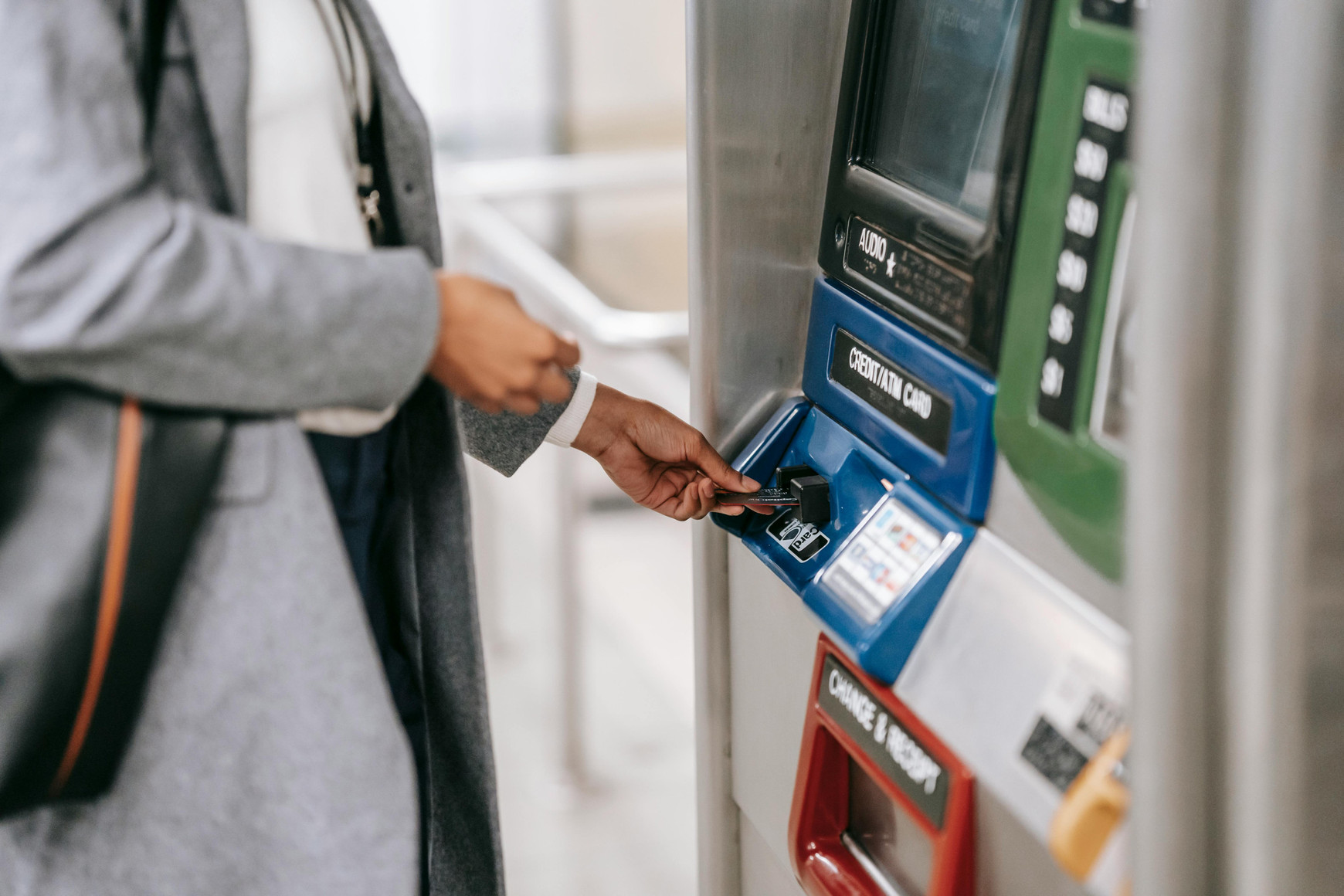 Photo de Ono  Kosuki: https://www.pexels.com/fr-fr/photo/homme-en-veste-de-costume-noir-tenant-une-machine-atm-bleu-et-noir-5999936/ La baisse des taux 